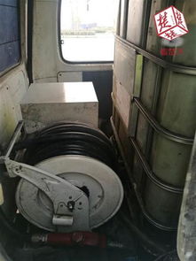 警觉武汉交警街头“闻”出移动炸弹 面包车改装成柴油加油车